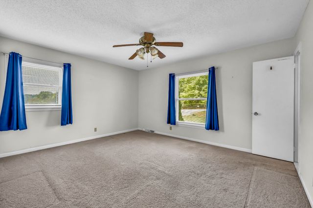 102 Bullock Dr, Clarksville, TN 37040