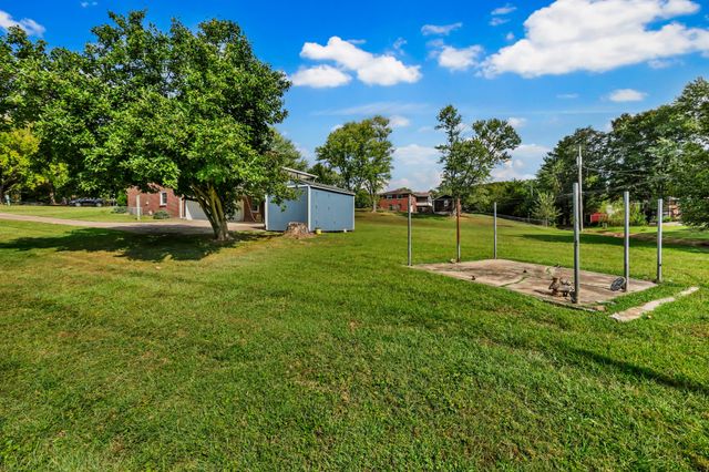 102 Bullock Dr, Clarksville, TN 37040