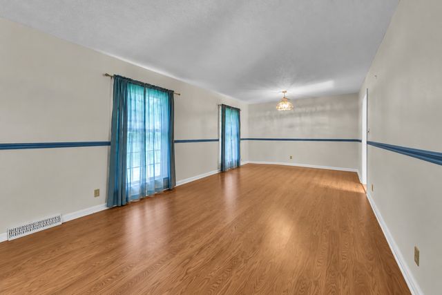 102 Bullock Dr, Clarksville, TN 37040