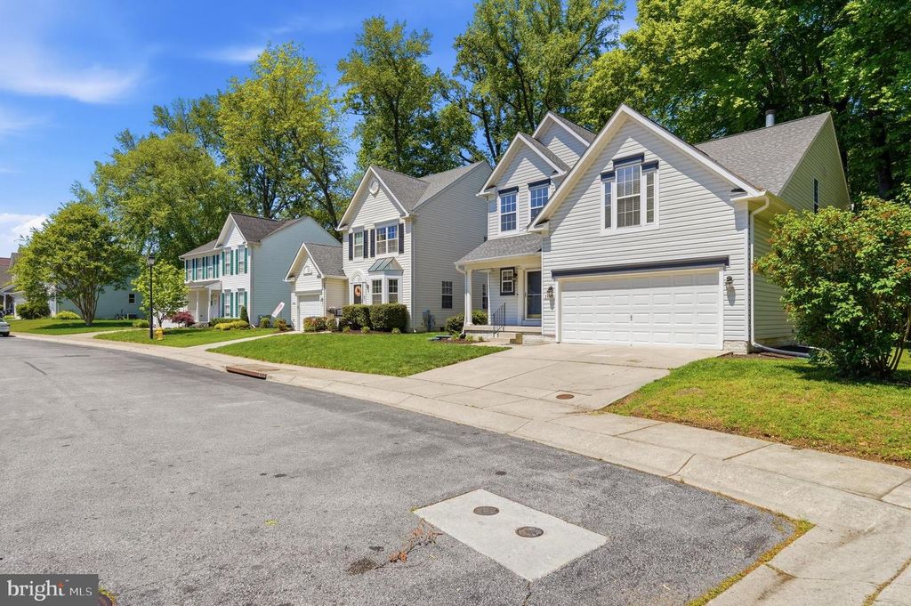 Image 2 of property listing at 2402 HIGHTEE CT, Crofton, MD 21114