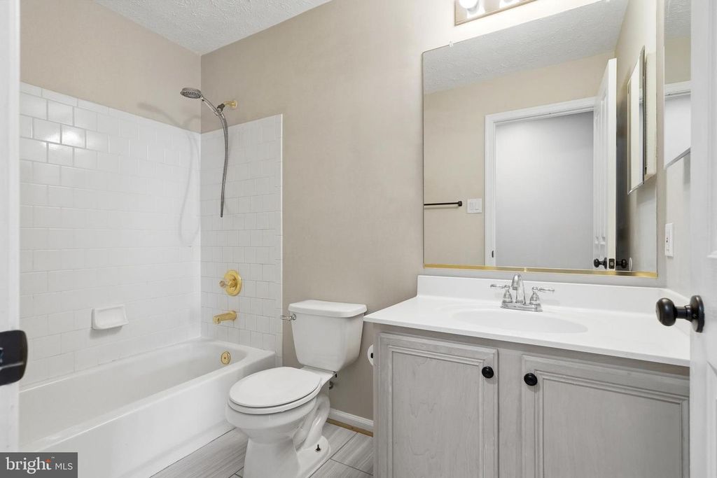 Image 20 of property listing at 2402 HIGHTEE CT, Crofton, MD 21114