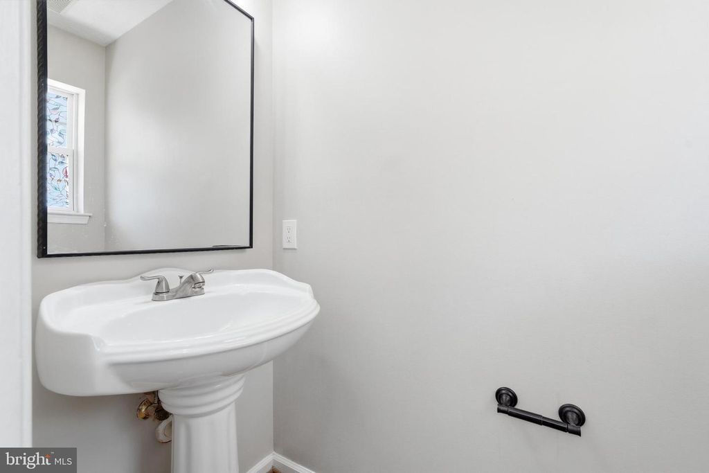 Image 6 of property listing at 2402 HIGHTEE CT, Crofton, MD 21114