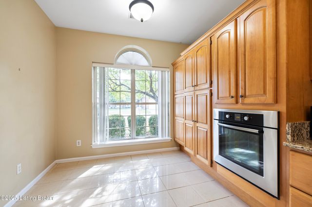 1309 Bent Willow Ln, Louisville, KY 40214