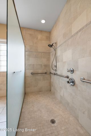 1309 Bent Willow Ln, Louisville, KY 40214