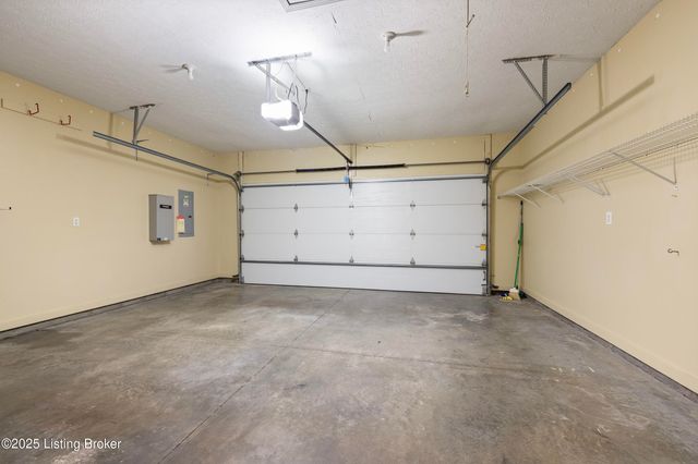 1309 Bent Willow Ln, Louisville, KY 40214