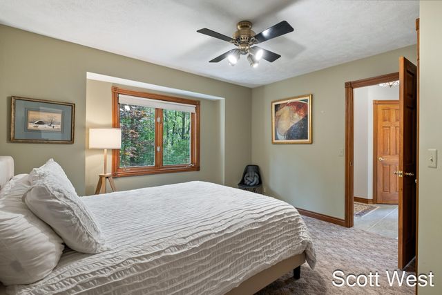 7181 River Glen Drive, Caledonia, MI 49316