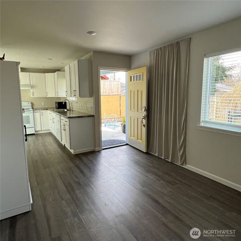 302 Van Trump Avenue NE, Yelm, WA 98597