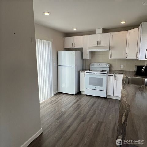 302 Van Trump Avenue NE, Yelm, WA 98597