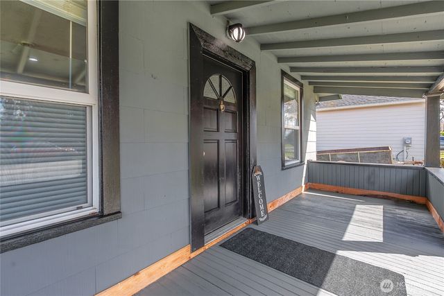 302 Van Trump Avenue NE, Yelm, WA 98597