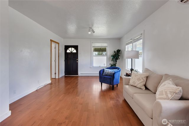 302 Van Trump Avenue NE, Yelm, WA 98597