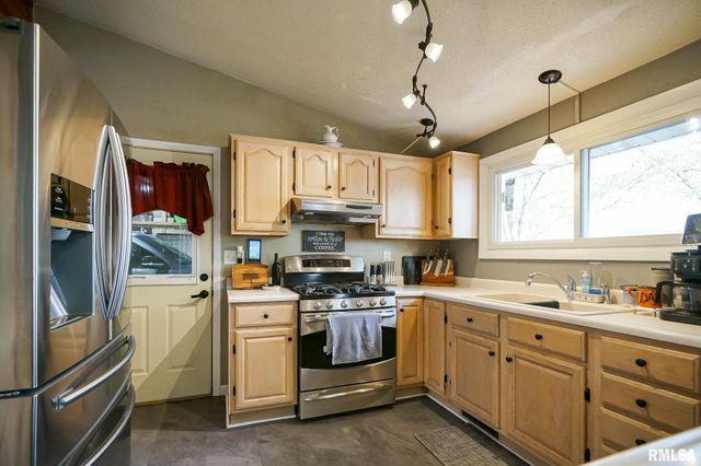 104 JAMESTOWN Court, Pekin, IL 61554