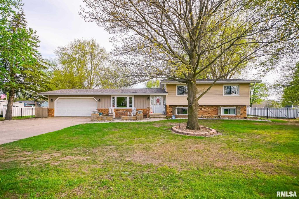 104 JAMESTOWN Court, Pekin, IL 61554