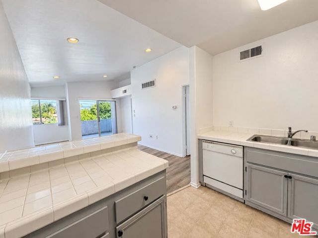 6545 Fulton Avenue 205, Van Nuys (los Angeles), CA 91401