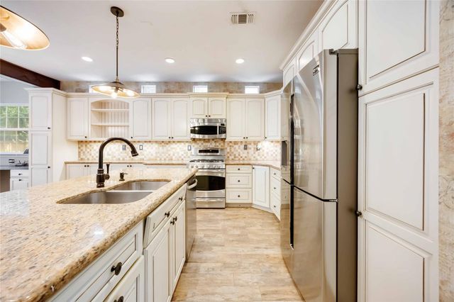 11 Alden Glen Court, The Woodlands, TX 77382