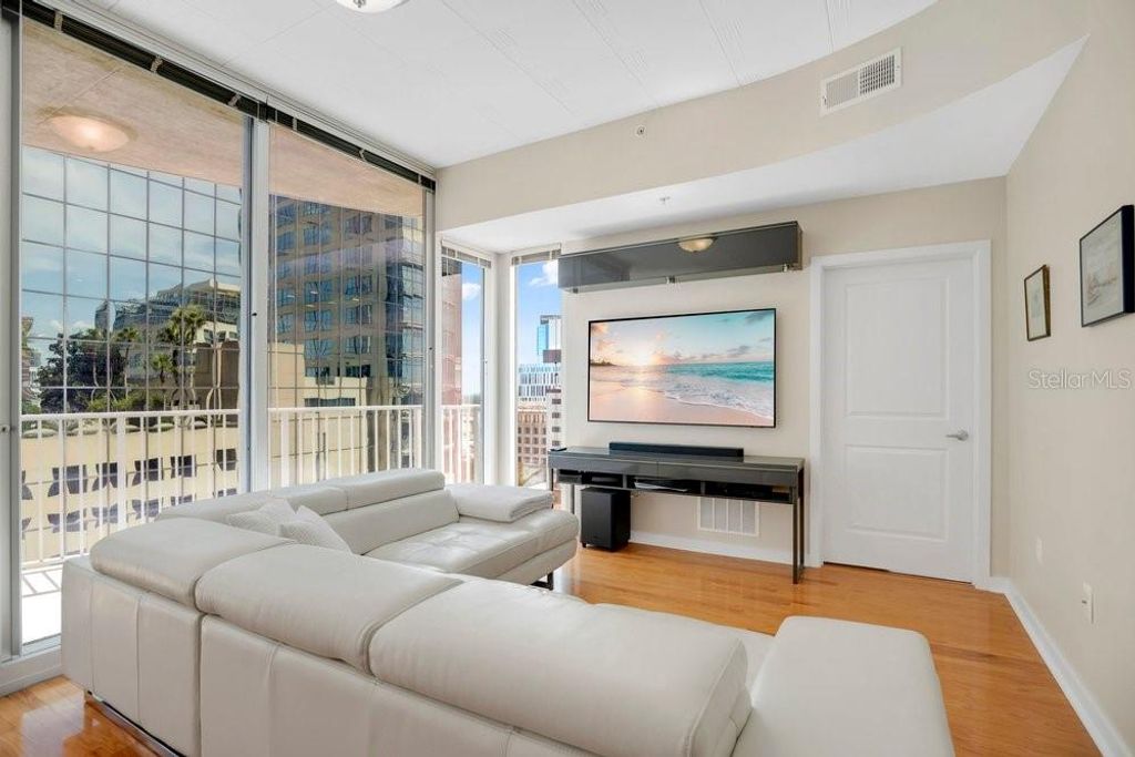 Image 7 of property listing at 155 S COURT AVENUE 1102, Orlando, FL 32801