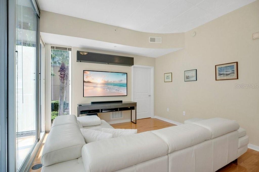 Image 8 of property listing at 155 S COURT AVENUE 1102, Orlando, FL 32801