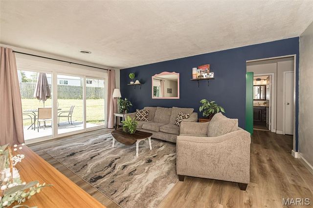 7104 Fernbrook Drive, St Louis, MO 63123