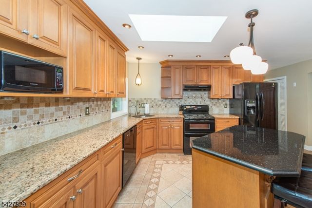 18 Stonewyck Dr, Hillsborough Twp., NJ 08844
