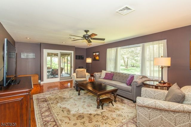 18 Stonewyck Dr, Hillsborough Twp., NJ 08844