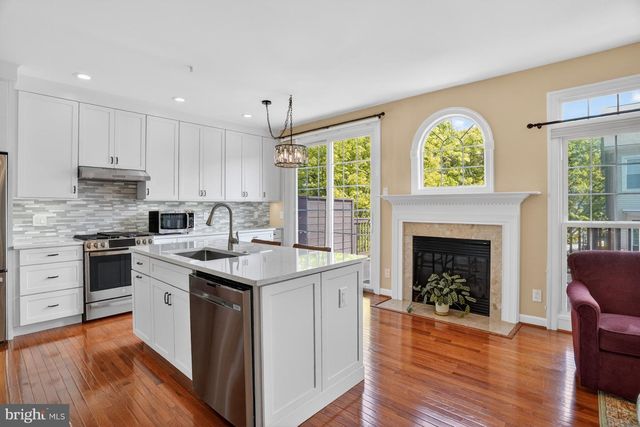 9574 LAGERSFIELD CIR, Vienna, VA 22181