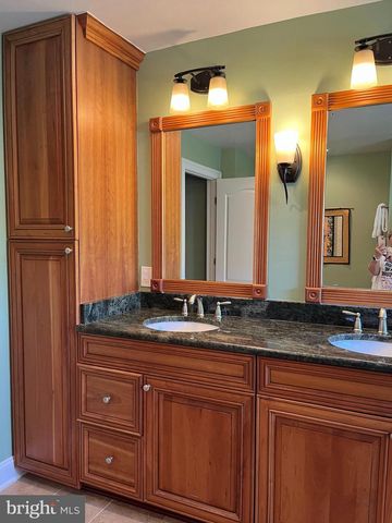 9574 LAGERSFIELD CIR, Vienna, VA 22181