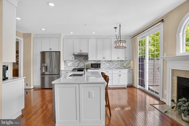9574 LAGERSFIELD CIR, Vienna, VA 22181