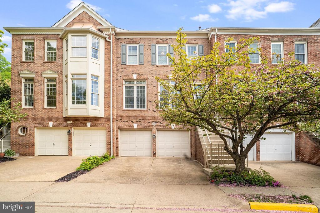 9574 LAGERSFIELD CIR, Vienna, VA 22181