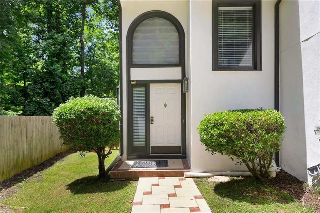 Image 2 of property listing at 1452 Briaroaks Trail NE, Atlanta, GA 30329