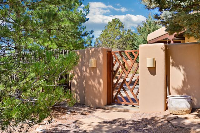 839 Camino Francisca, Santa Fe, NM 87506