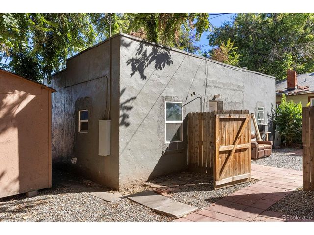 1558 Dallas St, Aurora, CO 80010