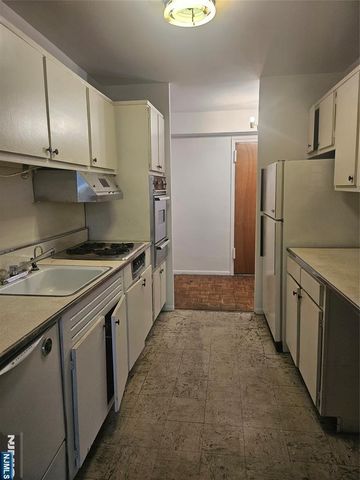 2185 Lemoine Avenue 3C, Fort Lee, NJ 07024