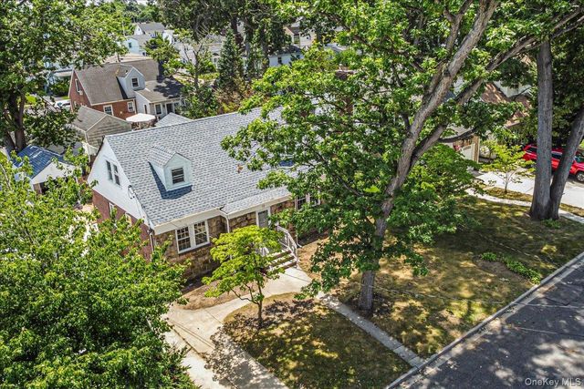 15 Astor Place, Valley Stream, NY 11581