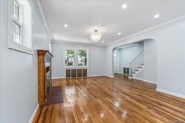 15 Astor Place, Valley Stream, NY 11581