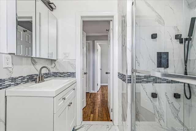 15 Astor Place, Valley Stream, NY 11581