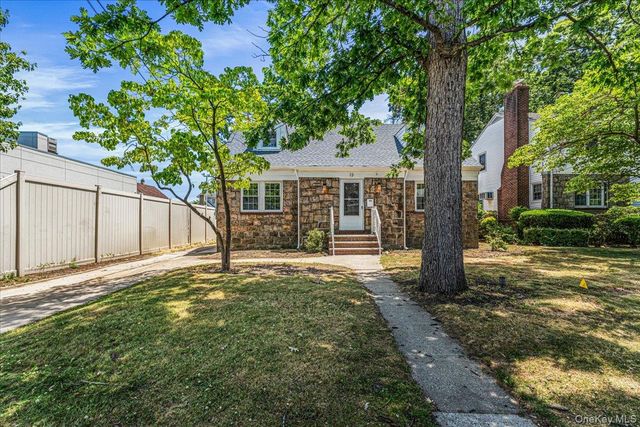 15 Astor Place, Valley Stream, NY 11581
