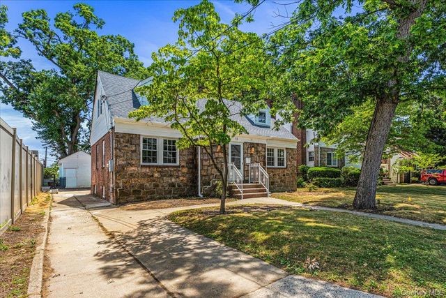 15 Astor Place, Valley Stream, NY 11581