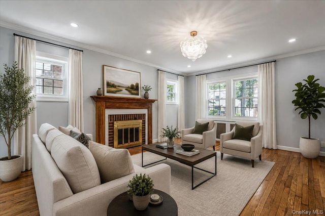 15 Astor Place, Valley Stream, NY 11581