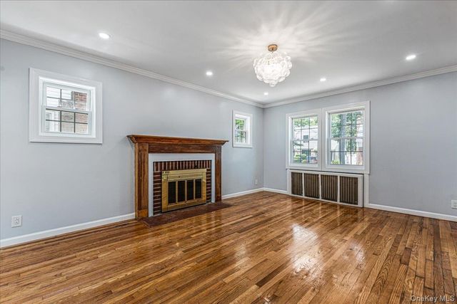 15 Astor Place, Valley Stream, NY 11581