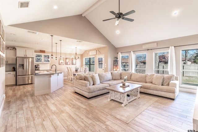 15326 Spring Oaks Dr, Lindale, TX 75771