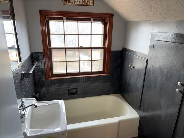 11524 Hackett Street, Sugar Creek, MO 64054