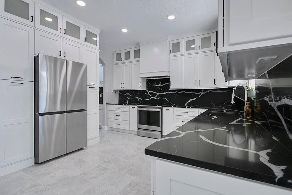 Image 5 of property listing at 14149 LAKE LIVE OAK DRIVE, Orlando, FL 32828