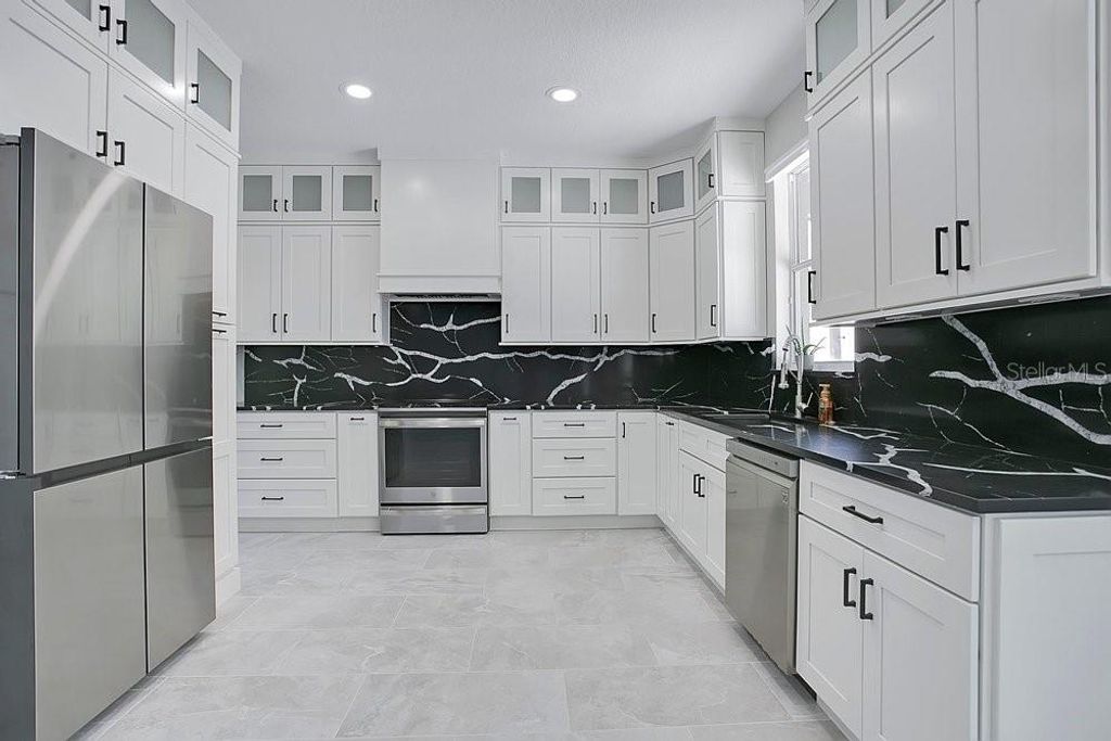 Image 6 of property listing at 14149 LAKE LIVE OAK DRIVE, Orlando, FL 32828