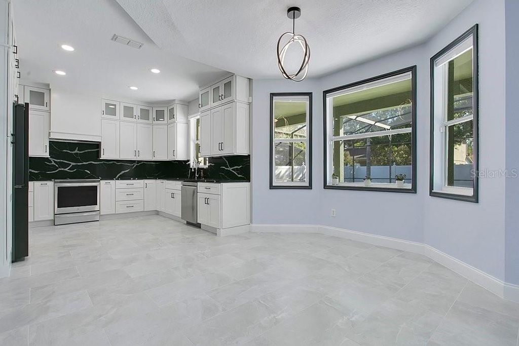 Image 7 of property listing at 14149 LAKE LIVE OAK DRIVE, Orlando, FL 32828