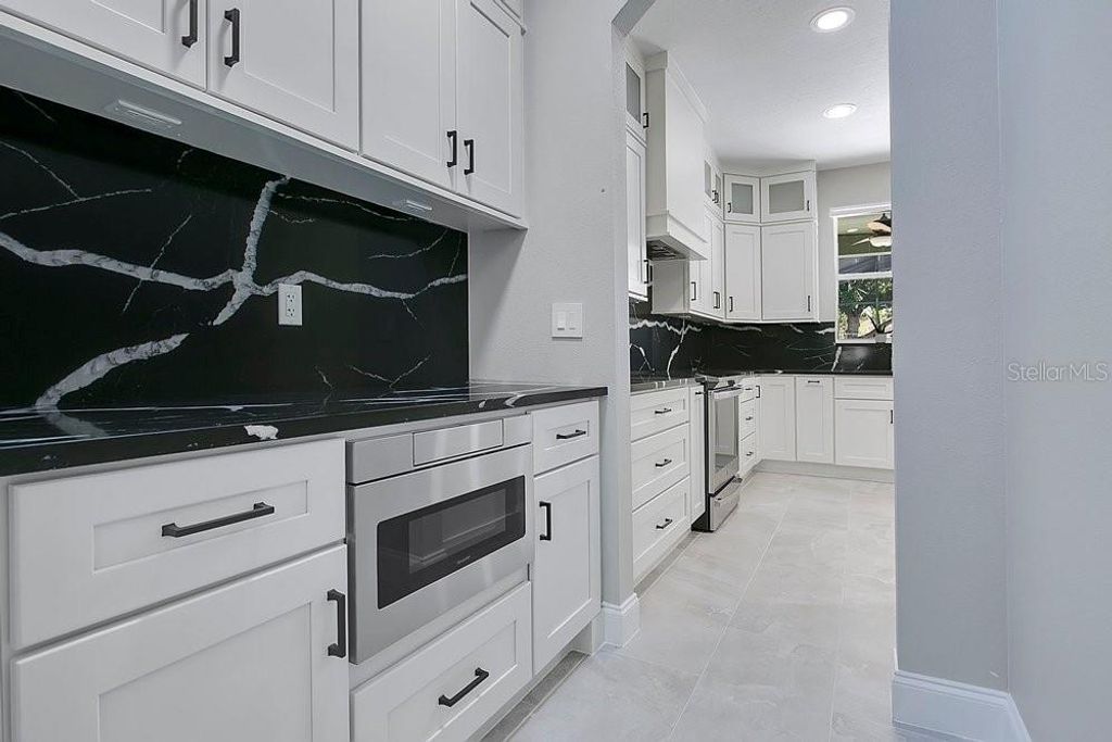 Image 8 of property listing at 14149 LAKE LIVE OAK DRIVE, Orlando, FL 32828