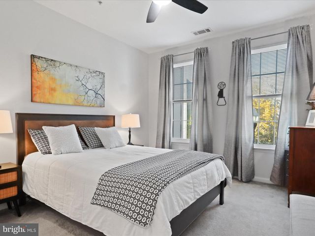 2465 ARMY NAVY DR #1-203, Arlington, VA 22206