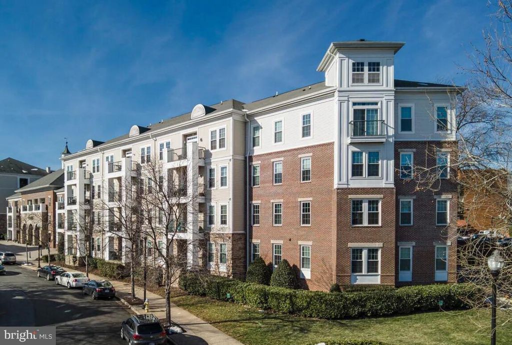 2465 ARMY NAVY DR #1-203, Arlington, VA 22206