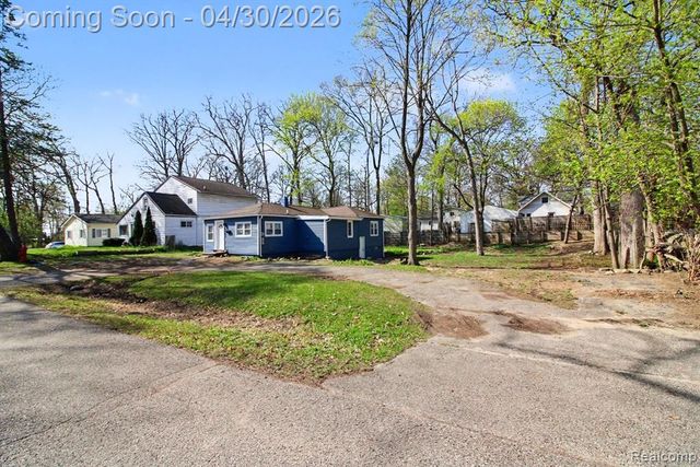 6366 Dellwood Drive, Waterford, MI 48329