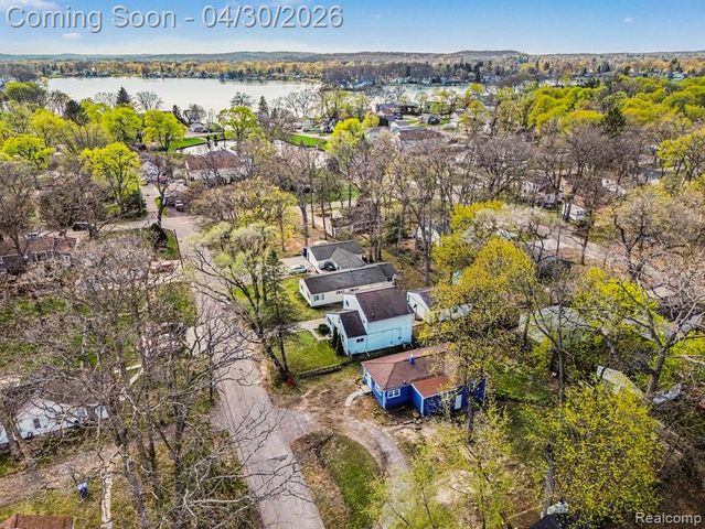 6366 Dellwood Drive, Waterford, MI 48329