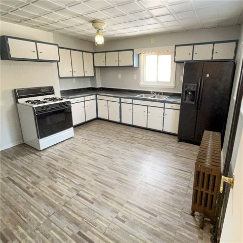 1360 Center St, Mckees Rocks, PA 15136