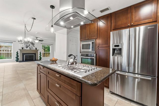 11 Thorn Berry Place, The Woodlands, TX 77381